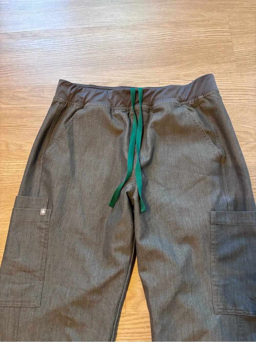FIGS Men’s L Axim Straight-Leg Scrub Pant Cargo Pocket Graphite Gray Flaw*